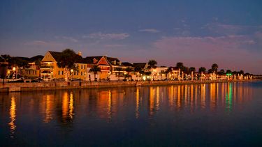Vista desde la bahía de Matanzas de la exhibición navideña Nights of Lights, en San Agustín.