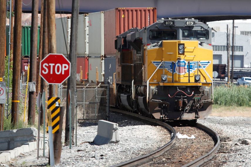 Un tren de la empresa Union Pacific se prepara para salir de una de las estaciones en Salt Lake City, Utah.