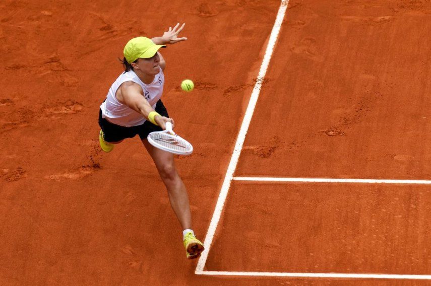 La polaca Iga Swiatek devuelve el balón a la estadounidense Madison Keys durante su partido de cuartos de final del Abierto de Madrid 2025 en la Caja Mágica de Madrid, el 30 de abril de 2025.  La polaca Iga Swiatek devuelve el balón a la estadounidense Madison Keys durante su partido de cuartos de final del Abierto de Madrid 2025 en la Caja Mágica de Madrid, el 30 de abril de 2025.