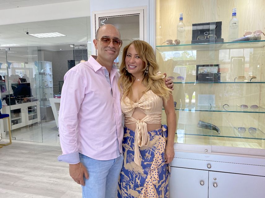 La intérprete Maite Rivero junto a su esposo durante un evento de ayuda para pequeños de Miami, en la óptica Oberti Luxury Eyewear.