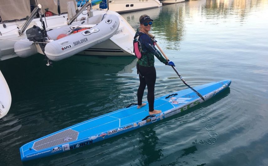 La estadounidense Victoria Burgess zarpó del oeste de La Habana remando sobre una tabla de surf con dirección a Cayo Hueso.