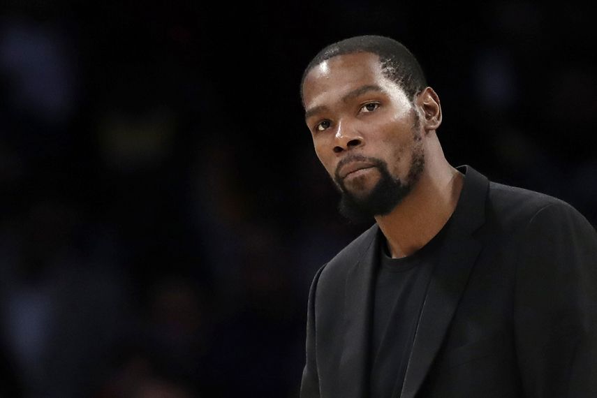 En esta foto del 10 de marzo del 2020, Kevin Durant, de los Nets de Brooklyn, ve un partido de la NBA entre su equipo y los Lakers de Los Angeles en Los Angeles.&nbsp;