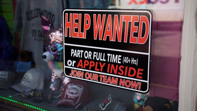 Un letrero en referencia a la búsqueda de empleados.