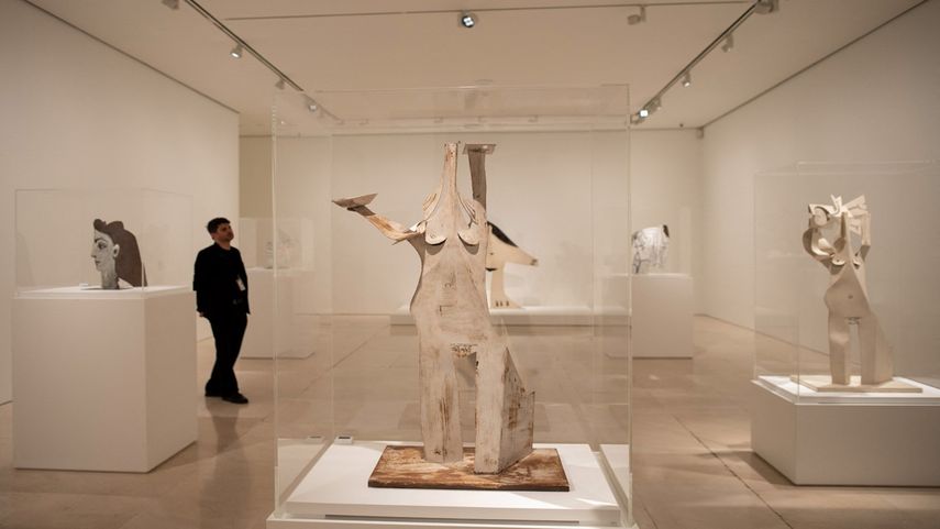 Un visitante asiste a la inauguración del Picasso Escultor. Materia y Cuerpo en el Museo Picasso de Málaga el 8 de mayo de 2023. La muestra estará abierta del 9 de mayo al 10 de septiembre de 2023.