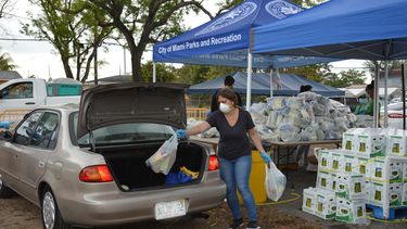 Cientos&nbsp;de voluntarios entregan alimentos a necesitados en Miami.