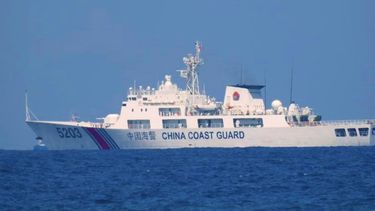 En esta imagen proporcionada por la Guardia Costera Filipina, un barco guardacostas chino patrulla el Mar de la China Meridional, en algún momento entre el 13 y el 14 de abril de 2021.&nbsp;