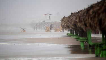 Muebles de playa a lo largo de la costa de la playa Miramar, en Tamaulipas, México, el jueves 20 de junio de 2024, luego del paso de la tormenta tropical Alberto.&nbsp;