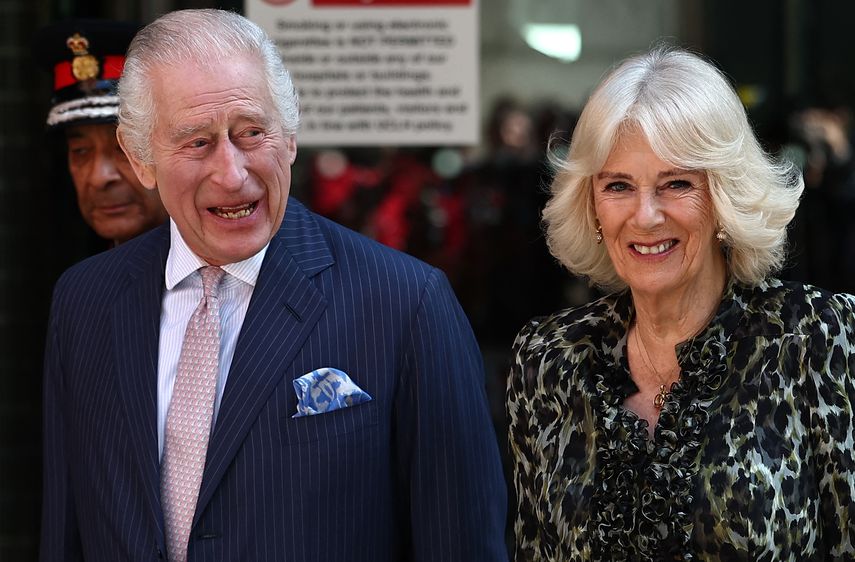 El rey Carlos III de Gran Bretaña y la reina Camilla llegan para visitar el Centro Oncológico Macmillan del University College Hospital en Londres el 30 de abril de 2024.&nbsp;