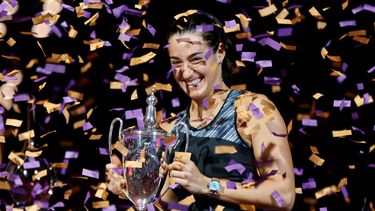 La francesa Caroline García sostiene el trofeo de las Finales de la WTA, luego de imponerse a la bielorrusa Aryna Sabalenka el lunes 7 de noviembre de 2022&nbsp;