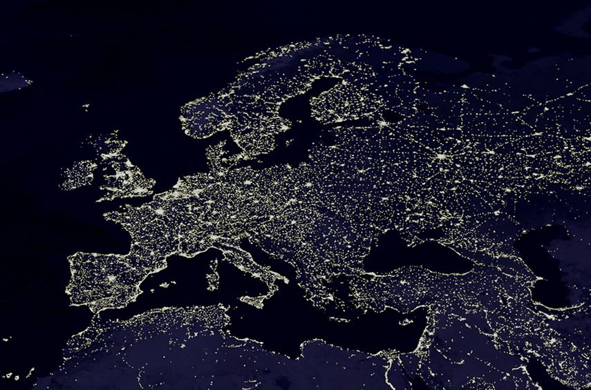 Esta imagen ilustra la iluminación del Viejo Continente. (CORTESÍA)