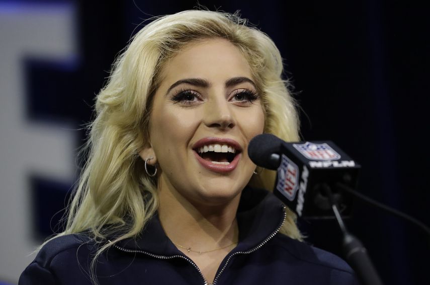 Lady Gaga responde preguntas durante una conferencia de prensa sobre su espectáculo del domingo en el medio tiempo del Super Bowl, el jueves 2 de febrero del 2017 en Houston. En los primeros segundos de su show, cantó un popurrí de God Bless America y&nbsp;This Land Is Your Land.