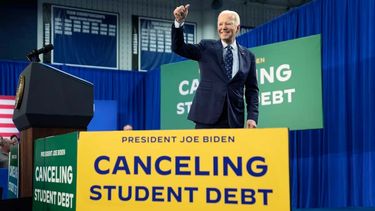 El plan de cancelación de deudas estudiantiles es presentado por el presidente Joe Biden como uno de sus logros en la Casa Blanca