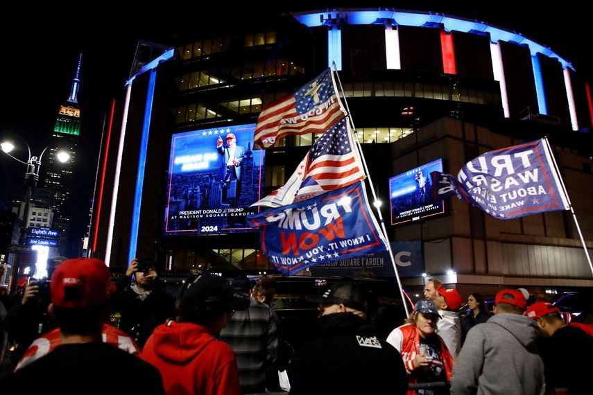 Imagen exterior del Madison Square Garden con miles de simpatizantes del expresidente Donald Trump que no pudieron entrar por la capacidad totalmente cubierta.