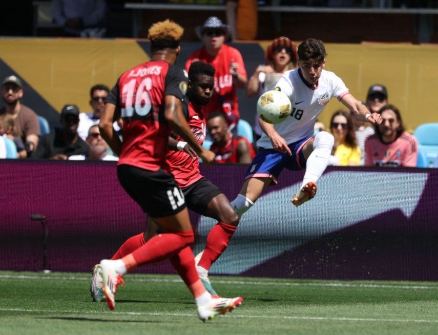 Max Arfsten #18 de Estados Unidos en acción contra Alvin Jones #16 de Trinidad y Tobago en la primera mitad de la Copa Oro 2025 en el PayPal Park el 15 de junio de 2025 en San José, California.&nbsp;
