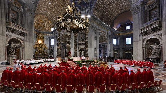 Cardenales asisten a una misa en la Basílica de San Pedro en el Vaticano, el 30 de abril de 2025, a una semana del cónclave dónde se elegirá al nuevo Papa y Obispo de Roma