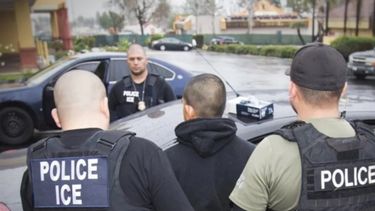 La demanda por arresto ilegítimo está enfocada en los nueve agentes de ICE que se negaron a usar las fuentes de información adecuadas para comprobar su ciudadanía.