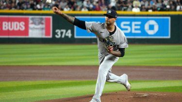 Luis Gil, lanzador de los Yanquis de Nueva York, lanza en contra de los Cascabeles de Arizona durante la primera entrada del juego de béisbol, el lunes 1 de abril de 2024, en Phoenix.&nbsp;