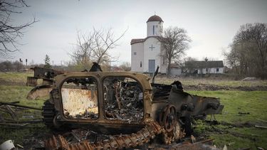 Fragmentos de un vehículo militar ruso se ven junto a una iglesia ortodoxa en el poblado de Lypivka, cerca de Kiev, Ucrania, el 11 de abril de 2022.&nbsp;