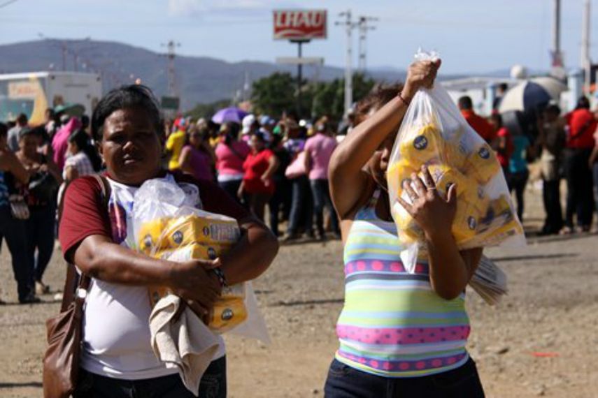 A los venezolanos no les alcanza sus ingresos para comprar los alimentos necesarios para el consumo diario (TWITTER/@sumariumcom)