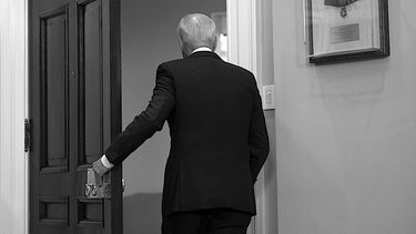 El presidente de los Estados Unidos, Joe Biden, parte después de pronunciar comentarios sobre la evacuación en curso de Afganistán, el 24 de agosto de 2021, desde la Sala Roosevelt de la Casa Blanca en Washington, DC. &nbsp;