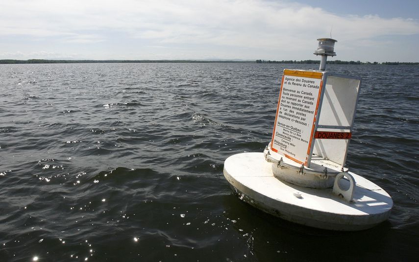 Un marcador flotante indica el límite entre EEUU y Canadá en el lago Champlain de Vermont.