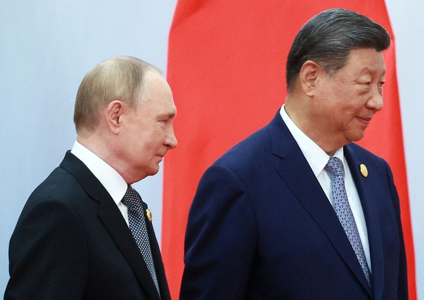 En esta fotografía compartida por la agencia estatal rusa Sputnik, el presidente de Rusia, Vladimir Putin (izq.), camina con el presidente de China, Xi Jinping, durante la cumbre de la Organización de Cooperación de Shanghái (OCS) en Tianjin el 1 de septiembre de 2025.&nbsp;