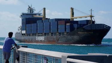Un barco mercante entrando a puerto.