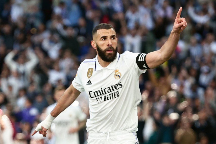 Karim Benzema celebra tras anotar el tercer gol de su equipo en la victoria ante el Valladolid en la liga española el domingo 2 de abril del 2023.