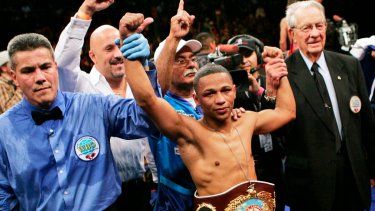 El puertorriqueño Iván Calderón, campeón peso mosca de la OMB, celebra tras vencer al mexicano Juan Esquer, el sábado 1 de diciembre de 2007, en Albuquerque, Nuevo México.