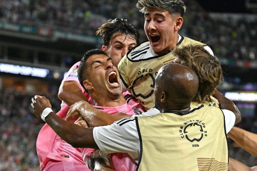 El delantero uruguayo #09 del Inter Miami, Luis Suárez (C), celebra el segundo gol de su equipo durante el partido del Grupo A de la Copa Mundial de Clubes de la FIFA 2025 entre el Inter Miami de EE. UU. y el Palmeiras de Brasil en el estadio Hard Rock de Miami el 23 de junio de 2025.  El delantero uruguayo #09 del Inter Miami, Luis Suárez (C), celebra el segundo gol de su equipo durante el partido del Grupo A de la Copa Mundial de Clubes de la FIFA 2025 entre el Inter Miami de EE. UU. y el Palmeiras de Brasil en el estadio Hard Rock de Miami el 23 de junio de 2025.
