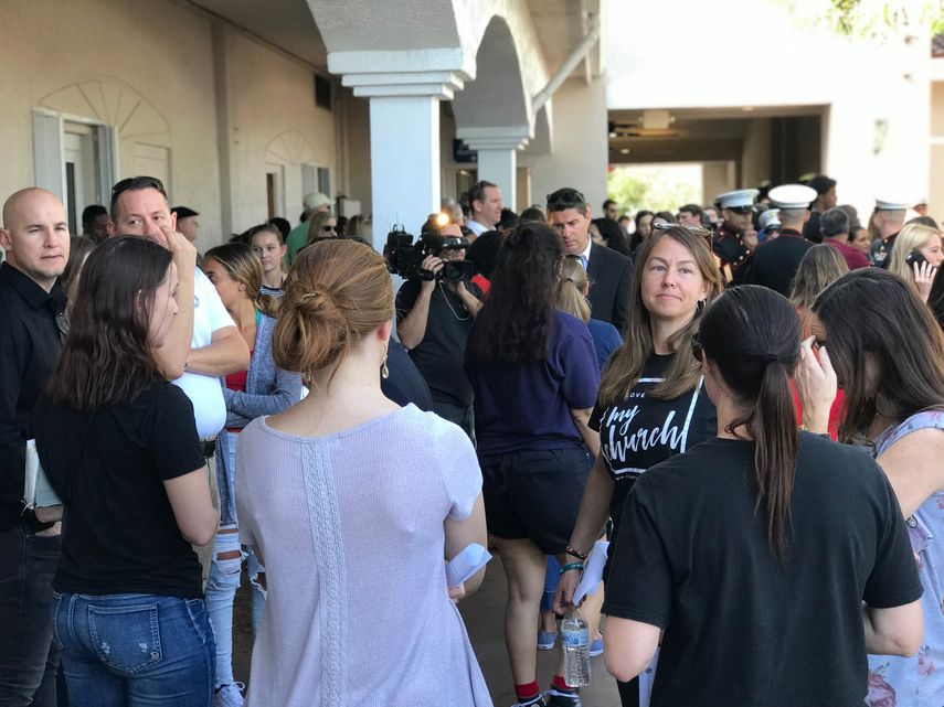 Estudiantes se reúnen en Calvary Christian Academy, de Coral Spring, para rendir honores a los caídos.