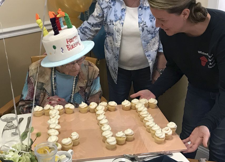 En esta fotografía proporcionada por Tony Venti, Hazel Nilson celebra su cumpleaños número 111 con pastelillos de durazno, el miércoles 21 de agosto de 2019, en Sunapee, Nueva Hampshire. Nilson nació el 21 de agosto de 1908 en Chicago.&nbsp;