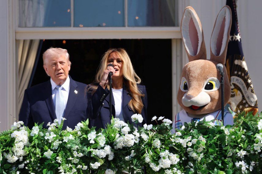 El presidente y la primera dama de Estados Unidos, Donald y Melania Trump, acompañados de un conejo de Pascua disfrazado, hablan durante la apertura de los jardines de la Casa Blanca para que centenares de niños jueguen a la tradicional carrera de huevos de Pascua este lunes, en Washington.