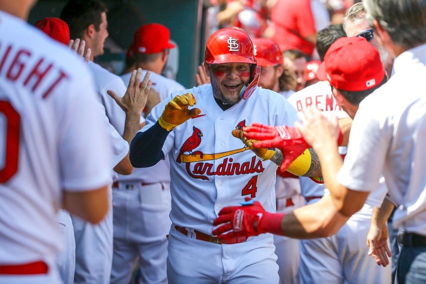 El puertorriqueño Yadier Molina festeja en la cueva de los Cardenales de San Luis tras conectar un jonrón de dos carreras frente a los Rojos de Cincinnati.