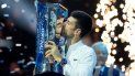 El serbio Novak Djokovic besa el trofeo de las Finales de la ATP, tras vencer al noruego Casper Ruud en la final del domingo 20 de noviembre de 2022 