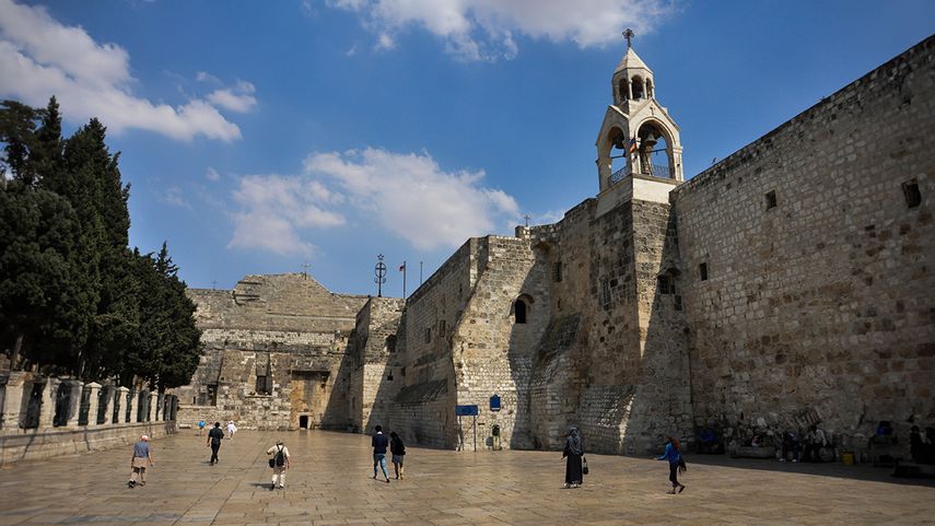 FOTO: Plaza Manger y exterior de la Basílica de la Natividad, en Belén, hoy Palestina.