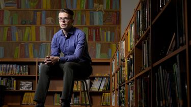 Tom Bober, bibliotecario y presidente de la Asociación de Bibliotecas Escolares de Missouri posa para un retrato el miércoles 20 de marzo de 2024, en Clayton, Missouri.