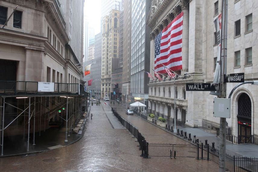 El &aacute;rea de Wall Street donde se encuentra la Bolsa de Valores de Nueva York luce vac&iacute;a durante un d&iacute;a lluvioso en Nueva York, el lunes 13 de abril de 2020.&nbsp;