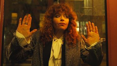 En la primera entrega, Lyonne da vida a Nadia, una mujer de Nueva York que entra en un bucle temporal, en el que revive continuamente la noche de su cumpleaños en la que murió.&nbsp;