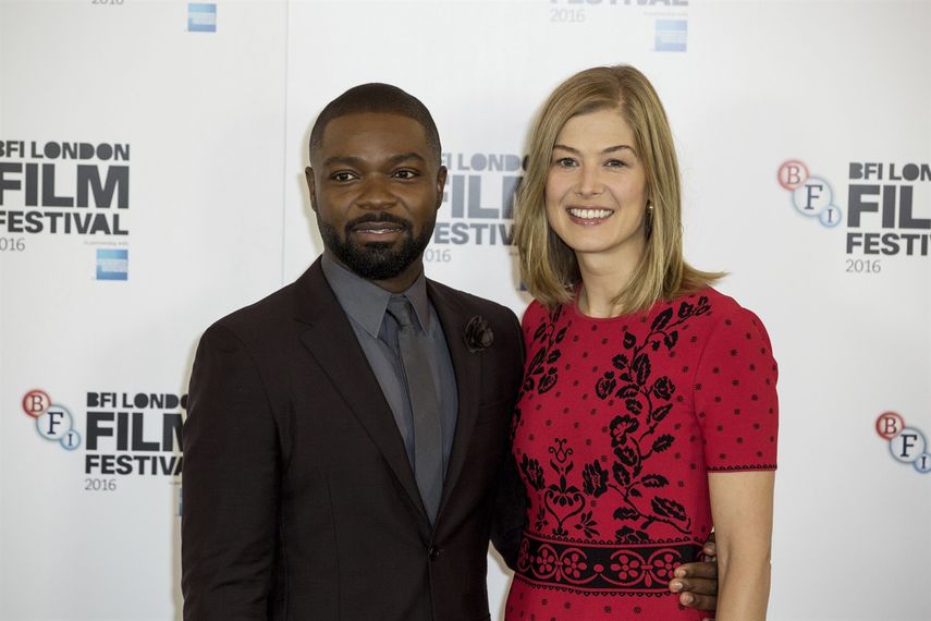 Los actores David Oyelowo y Rosamund Pike posan para los fotógrafos en la sesión fotográfica de la película A United Kingdom, que abre el Festival de Cine de Londres en Londres, el miércoles 5 de octubre de 2016. El festival se extiende desde el 5 de octubre hasta el 16 de octubre.