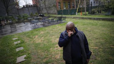 Milton I., de 50 a&ntilde;os, un paciente con esquizofrenia que vive en la Robert Meineker House, se enjuga los ojos mientras habla sobre la soledad que le provoca el distanciamiento social, en una zona com&uacute;n vac&iacute;a, el mi&eacute;rcoles 6 de mayo de 2020 en el barrio neoyorquino de Brooklyn.&nbsp;
