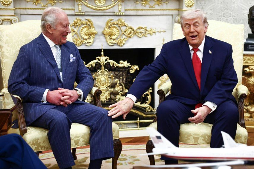 El presidente de Estados Unidos, Donald Trump, se reúne con el rey Carlos III de Gran Bretaña en la Oficina Oval de la Casa Blanca en Washington, DC, el 28 de abril de 2026.