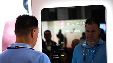 Un asistente observa los datos de la presión arterial en un espejo durante una demostración del escáner de detección de salud y la báscula inteligente OMNIA de Withings en el Consumer Electronics Show (CES) en Las Vegas, Nevada, el 7 de enero de 2025.&nbsp;