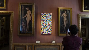 Una vista muestra Dove Grey (Centro) del artista británico Damien Hirst, como parte de la exposición Archaeology Now en la Galleria Borghese en Roma el 7 de junio de 2021.