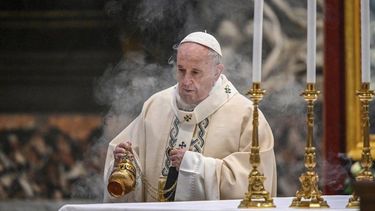 En esta imagen de archivo, tomada el 22 de noviembre de 2020, el papa Francisco pasa incienso sobre el altar durante una misa, en la Basílica de San Pedro, en el Vaticano.