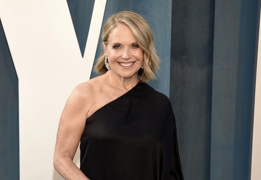 Katie Couric aparece en la fiesta de los Oscar de Vanity Fair el 27 de marzo de 2022 en Beverly Hills, California. Couric dijo el miércoles que le habían diagnosticado cáncer de mama y se sometió a cirugía y radioterapia este verano para tratar el tumor. Couric anunció su diagnóstico en un ensayo en su sitio web y dijo que esperaba alentar a otras mujeres a hacerse la prueba.&nbsp;