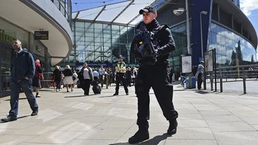 Agentes de policía patrullan el centro de Manchester, en el&nbsp;Reino&nbsp;Unido.