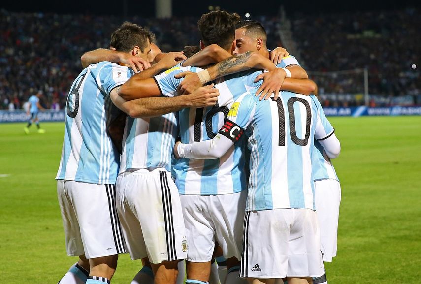 Jugadores de Argentina festejan un gol de Lionel&nbsp;Messi&nbsp;ante Uruguay.