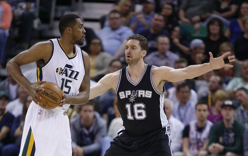 Pau&nbsp;Gasol en acción ante el jugador de Utah Jazz Derrick Favors, durante el partido de baloncesto disputado en el Energy Solutions Arena de Salt Lake City.