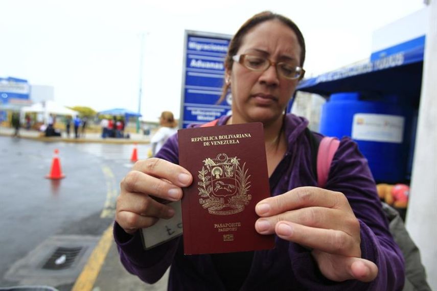 Una mujer venezolana muestra su pasaporte.